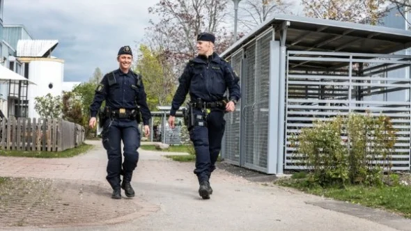 Anna Bergman och Jonas Rasmussen går hem till familjer eller ringer när de upptäcker barn som umgås med äldre kriminella. De flesta föräldrar vill ha polisens stöd, beskriver de.