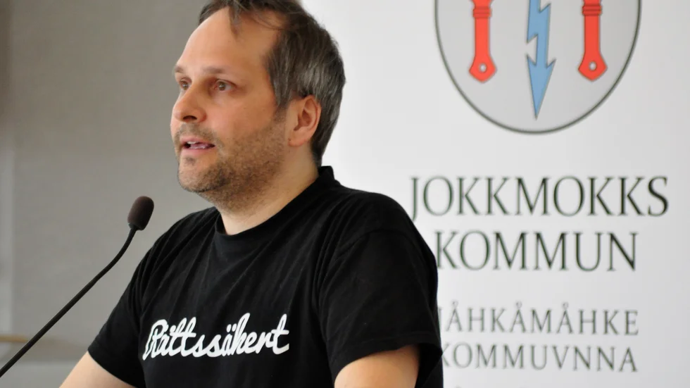 Miljöpartiets gruppledare i Jokkmokk Henrik Blind kritiserar kommunalrådet för att ha "slösat" pengar trots kommunens svåra ekonomiska situation.