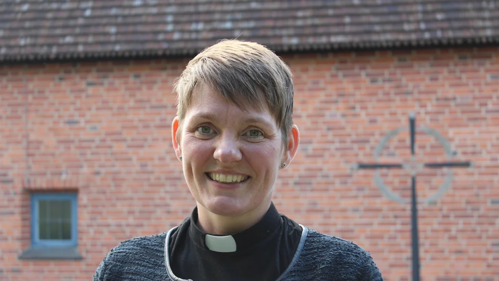 Kyrkoherde Kirsten Alm ger besked om konfirmationen: "De absolut närmaste anhöriga får vara med i kyrkan."