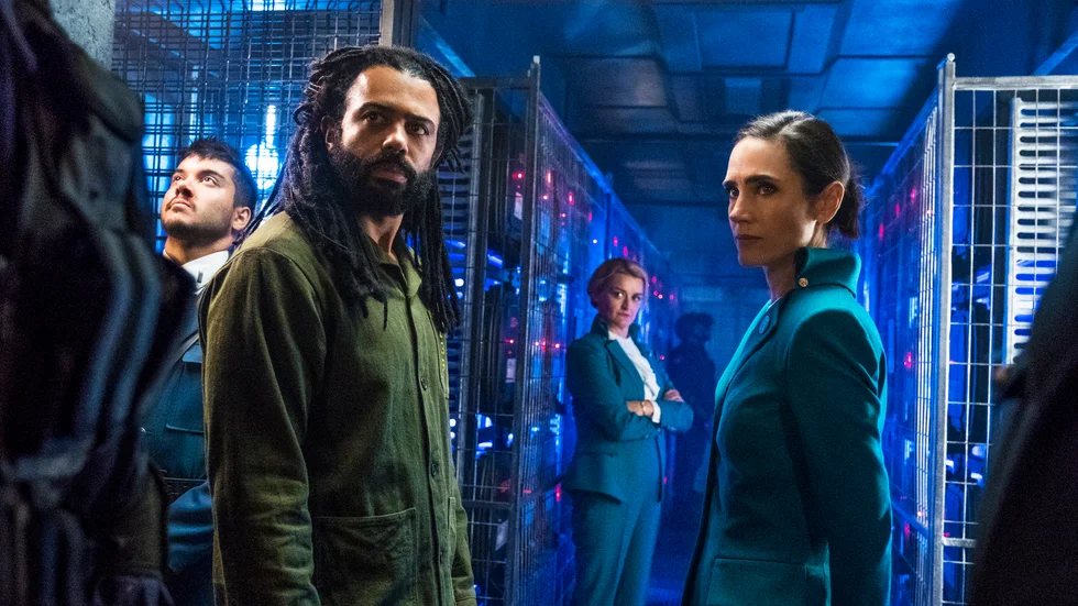 Fripassageraren Andre (Daveed Diggs) och tågchefen Melanie (Jennifer Connelly) tvingas samarbete i "Snowpiercer". Pressbild.