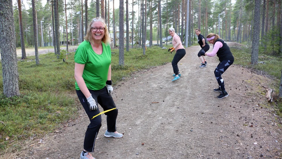 Therese Södersten tog långa kliv med ett gult gummiband runt knäna.