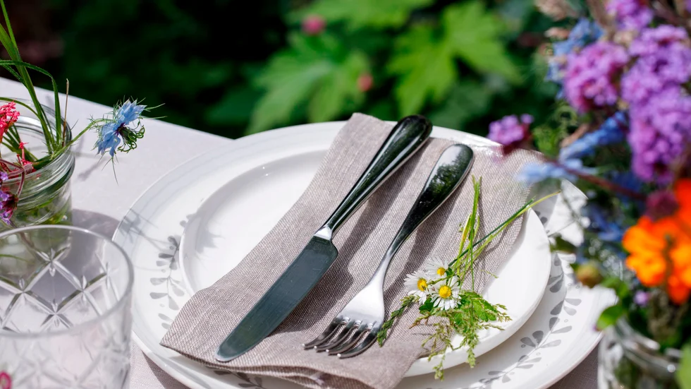 Ingen midsommar utan midsommarmat. Duka fram dina egna favoriter och fira på avstånd.