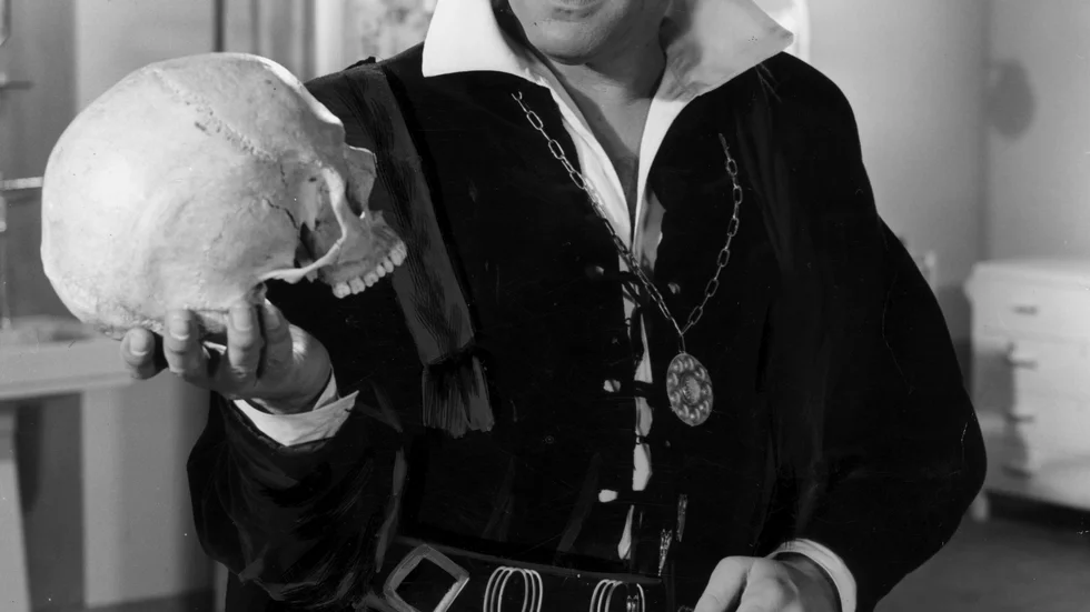Hamlet, blek och eftertänksam. Här spelad av Rex Harrison.