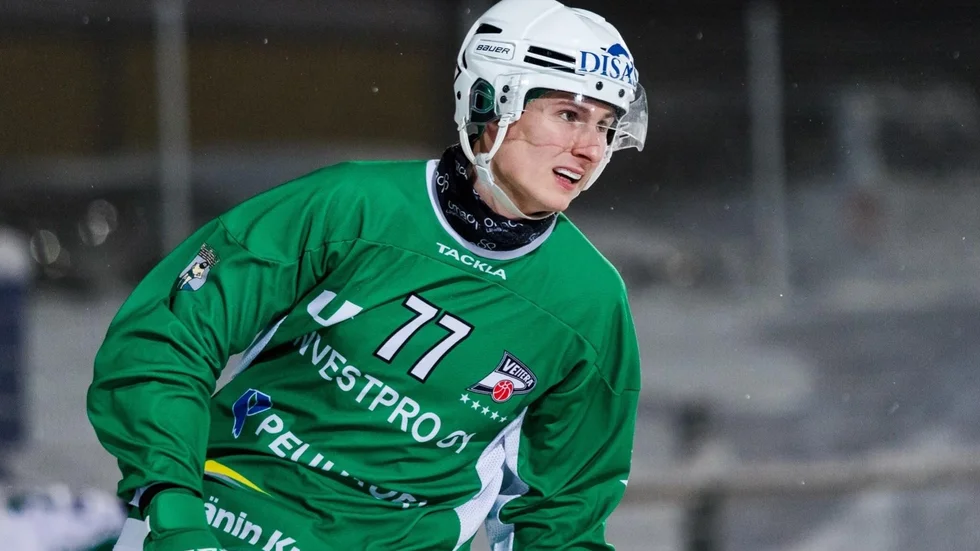 Aleksi Seppänen i den gröna Veiterä-tröjan. 27-åringen beskriver sig som en offensiv spelare och han tror att Finland kan utmana Sverige och Ryssland de närmaste åren.
