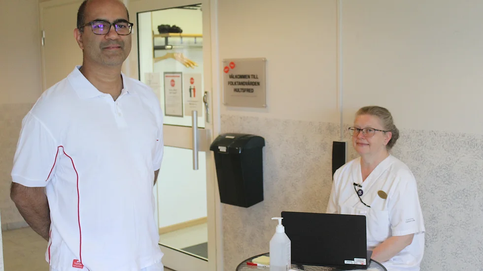 Helena Johansson försäkrar sig om att patienterna har en bokad tid och inte uppvisar några symptom innan de släpps in på kliniken. "Vi vill trygga både för patienter och personal", säger klinikchef Rahan Pakravan.