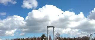 Läsarbild av moln över bro                  