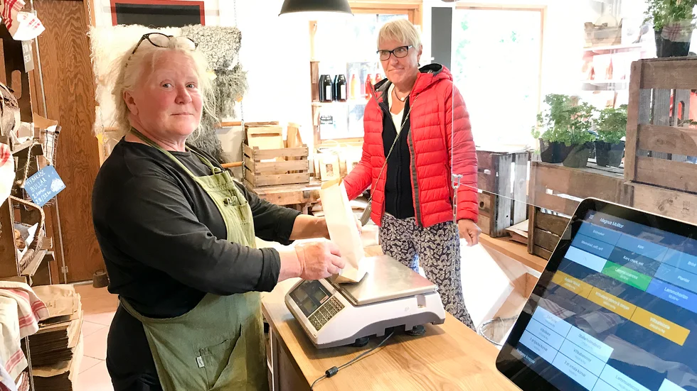 Zorina Wathén köpte tomater och vildsvinskorv av Katarina Molitor under Aptitrundan.