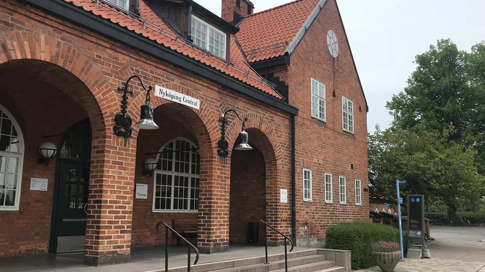 Det nuvarande stationshuset följer med i köpet.
