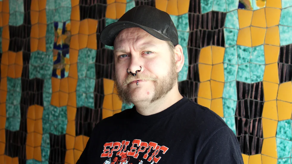 Oskar Bengtsson har varit fast anställd inom hemsjukvården sedan 2012 och är positiv till förändringen och borttagande av tids- och instatsregistreringen, Tes.