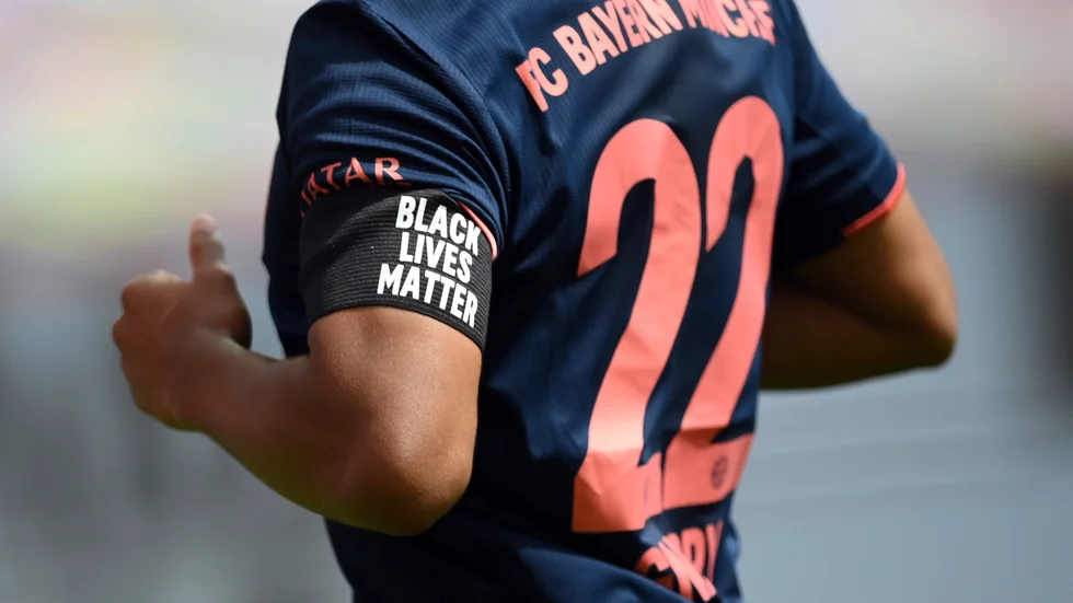 Bayern Münchens spelare, här Serge Gnabry, bar sorgband med texten Black Lives Matter i matchen mot Bayer Leverkusen.