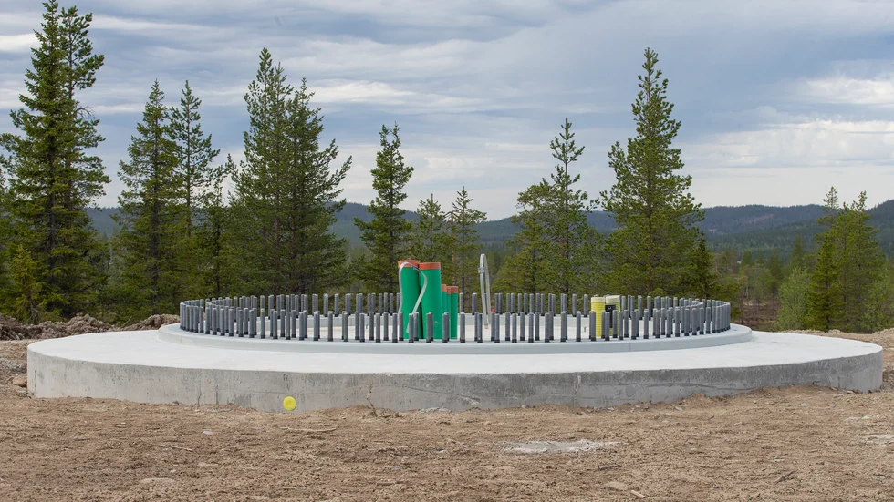 Ett antal fundament är redan färdiga i etapp två. I sommar planeras tornen börja resas och nästa höst ska vindkraftparken stå färdig.