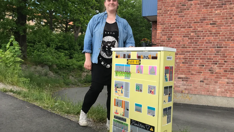 Johanna Quantacquapande vid sitt flerfamiljshus. "Jag ville fånga folket i Torshälla."
