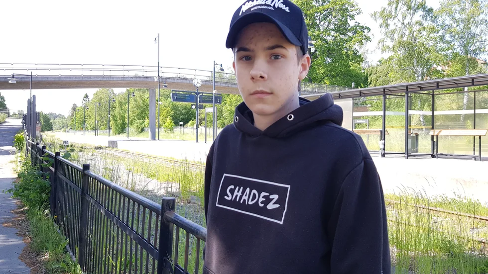 16-årige Oliver Holgersson har gett sig in i en Facebook-debatt om unga i Åtvidaberg. Han efterlyser samtal mellan två ögon, istället för mellan två skärmar.