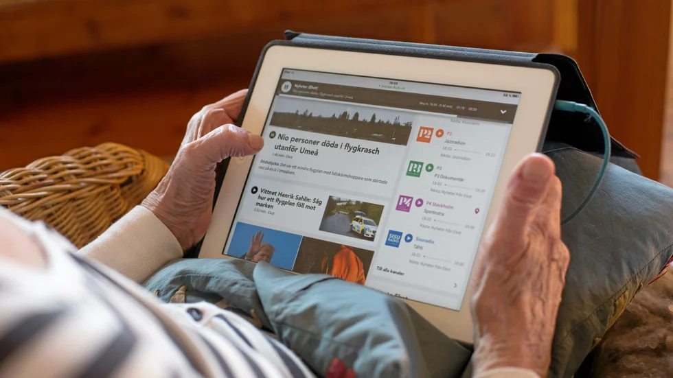 Besöksförbuden har gjort att många äldre inte kunnat träffa sina anhöriga under våren. Nu vill M att förutsättningarna att genomför videosamtal förbättras.