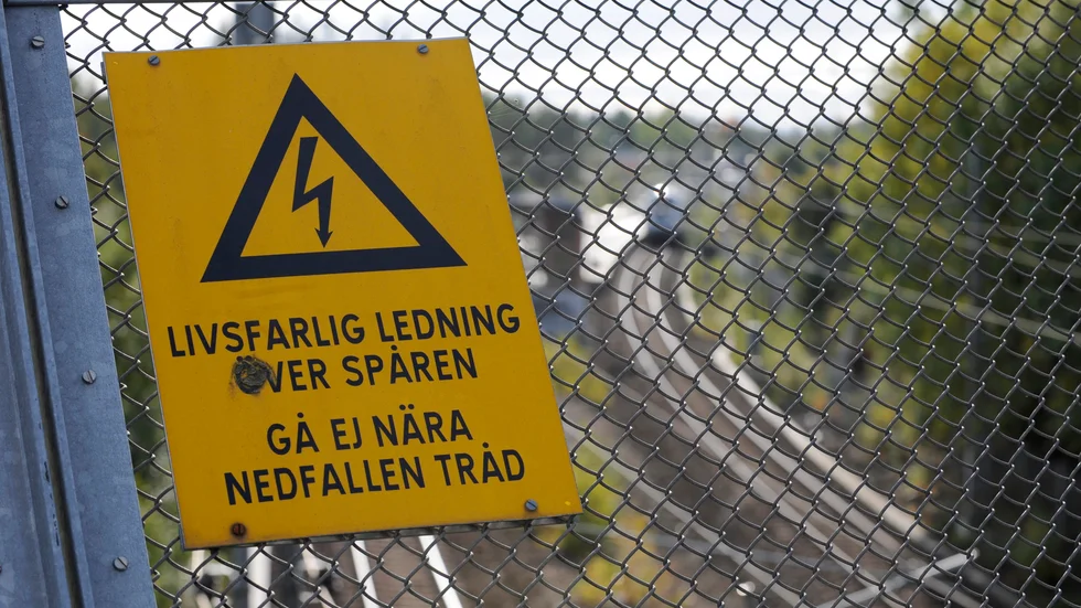 En pojke i 15-årsåldern har avlidit efter att ha kommit i kontakt med elledningar över järnvägsspåret i Västerås. Arkivbild