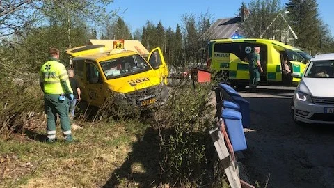 En skolskjuts med fem skolbarn körde av vägen  i  Storgranliden, Långträsk. Enligt uppgift ska samtliga barn har förts till sjukhus. 