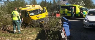 Minibuss med skolbarn har kört i diket