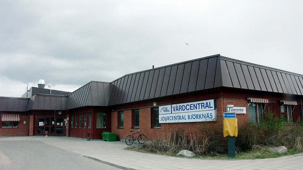 En läkare på Björknäs hälsocentral larmar om att de från och med måndag kommer ha tre stafettläkare färre än de har beviljats. Det beror på 