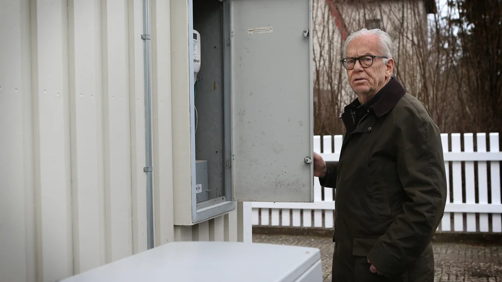 Ulf Almlöf håller andan när energifakturan dimper ner i brevlådan skriver han. 
”En pojke önskade sig värme i julklapp för att det var för kallt i huset. Det är inte rimligt. Och därför går jag med Villaägarna till Ebba Busch!”