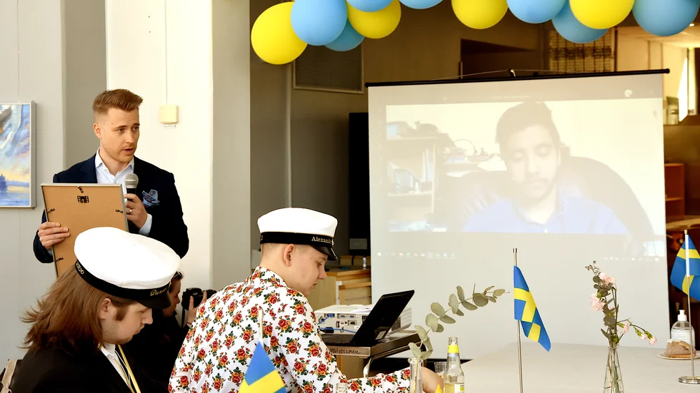 Det blev coronatouch även över stipendieutdelningen till Ahmadi. Mohammad var med på utdelningen per länk, men hörde tydligt applåderna från klasskompisarna.