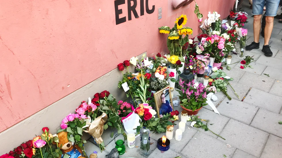 Blommor, ljus och hyllningar vid den plats där Eric Torell blev dödad av polisen. Bild från augusti 2018.