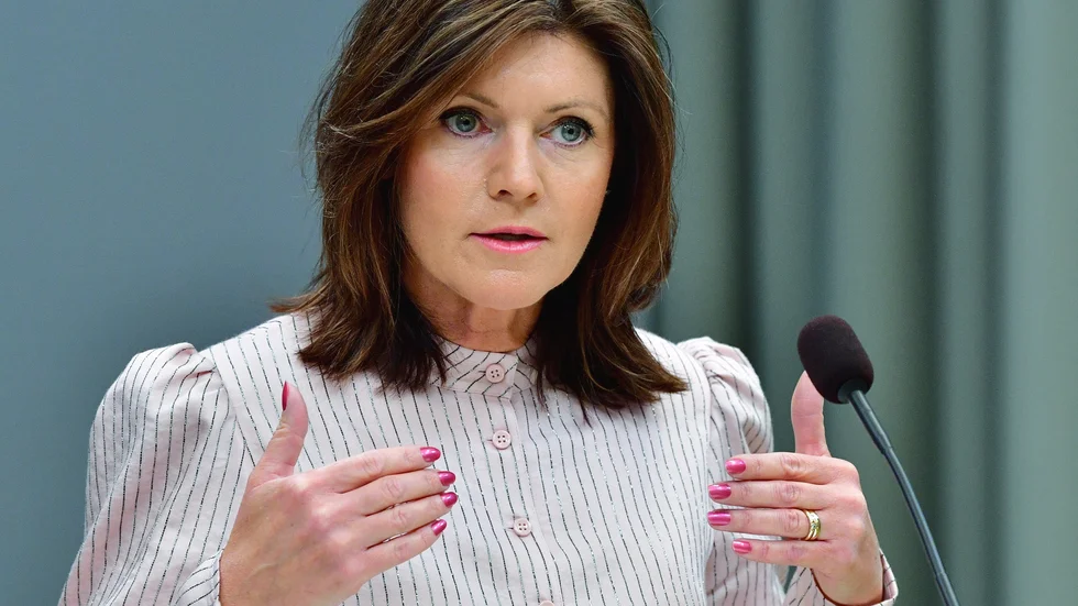 Arbetsmarknadsminister Eva Nordmark (S) tar emot utredningen om en ny arbetslöshetsförsäkring.
