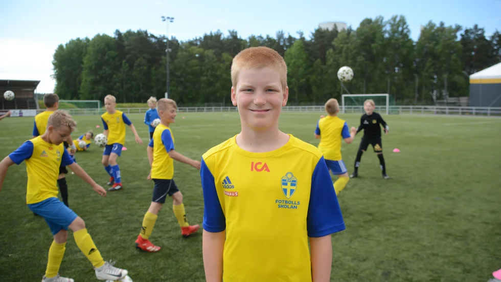 Theo Lindström, 11, tycker att sommarfotbollskolan är bra. "Vi får extra träning och kan lära oss mer".