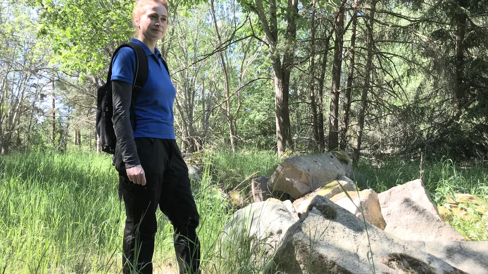 Miljöinspektör Ylva Jonasson konstaterar att deponin i Djursta bland annat består av avfallsrester från något bygge.
