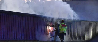 Parkeringsgarage i brand under natten