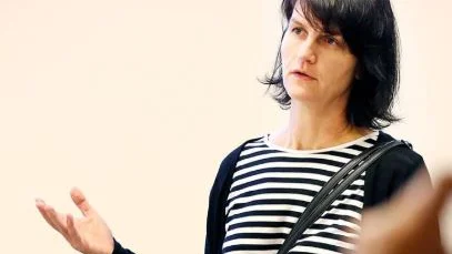 Maria Chergui (V) säger att hon inte har informerats om att språkvän pausas.