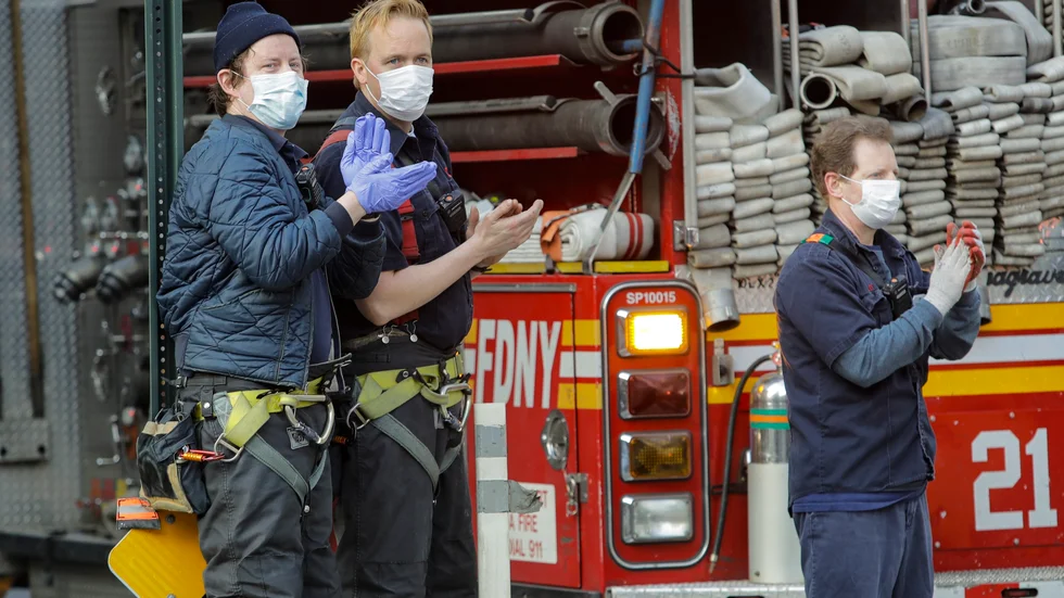 Brandmän i New York tar en paus för att hylla stadens sjukvårdsarbetare.