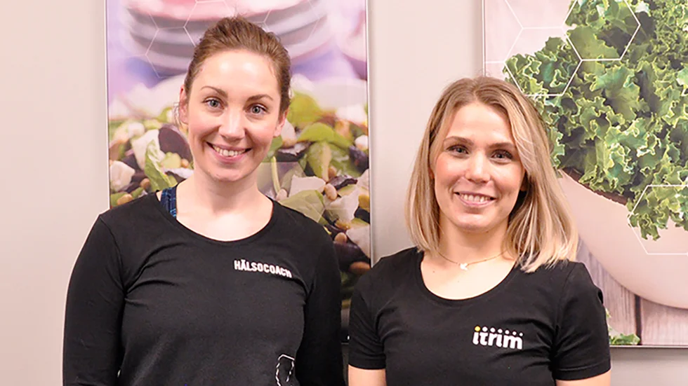 Hälsocoacherna Caroline Hjelm och Carolina Roxå guidar Itrim Uppsalas medlemmar till bättre kostvanor.