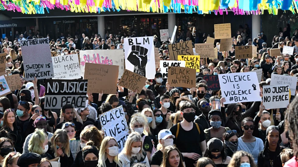 Demonstrationer och andra folksamlingar får signaturen Hemsemester att vilja isolera Stockholm.