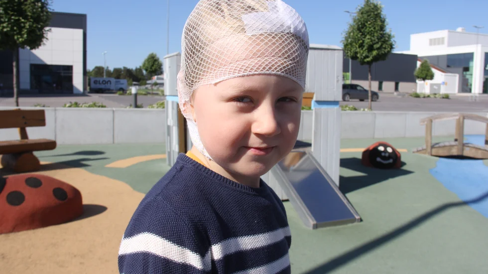 Två dagar efter olyckan. Gabriel Petersheim Stockelin är tillbaka på lekparken, men får inte leka i domkyrkodelen. 