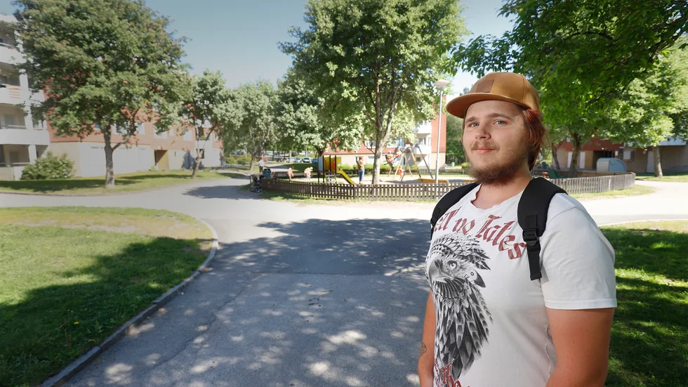 Simon Olsson, 21, har bott på Skrinnarvägen i Viptorp i ett år. Han hoppas att de nya fastighetsägarna vill satsa på området. "Jag tror att det kan bli bra", säger han.