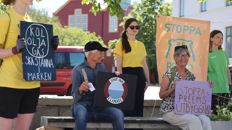 En grupp demonstranter samlades på Kungstorget i Lysekil för att ta del av Mark- och miljööverdomstolens yttrande.