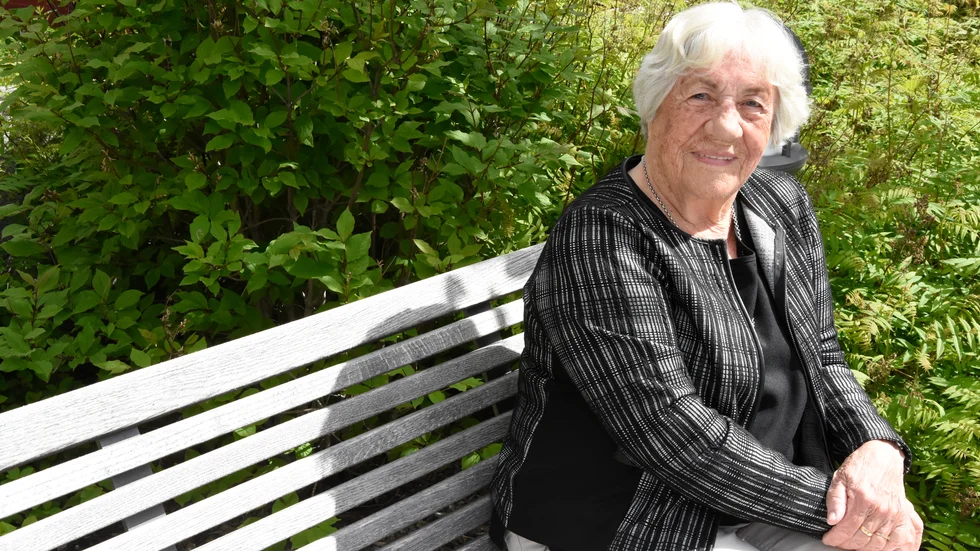 Astrid Lindgren, urspungligen från Kalix,  bokdebuterar med en ljus roman om en pensionerad sjuksköterska som flyttar tillbaka till sitt barndoms hem.