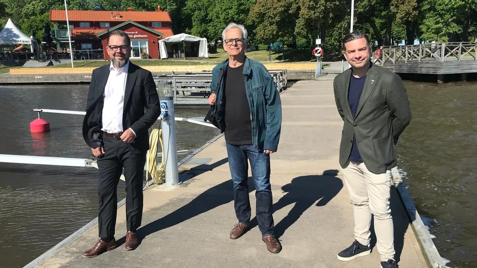 Bostadspolitik med  olycklig lutning åt yvigt tal om regler som kan åstadkomma vallgravar mot inflyttande arbetssökande. Särskilt från Jari Puustinen, M (tv) och Jimmy Jansson, S (th)   I mitten  Arne Jonsson (C).