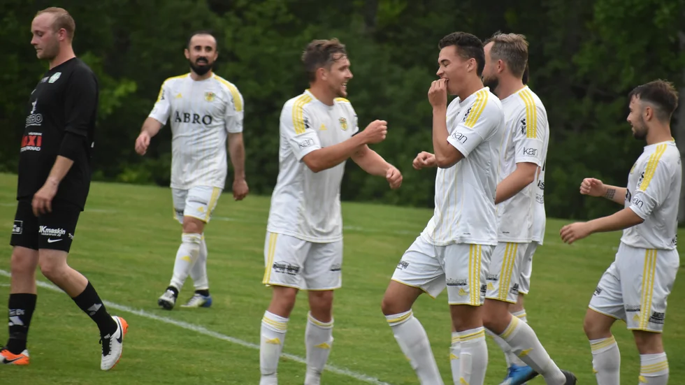 Fem av Vimmerbys målskyttar samlade på samma bild: Mohammad Jafr, Markus Ahl, Joakim Storm, Rickard Thuresson och Ardijan Mahmutaj. VIF vann med 10-1. 