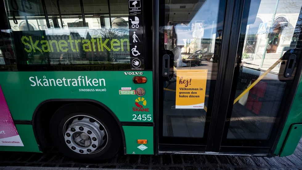 Skånetrafiken har tappat hälften av resenärerna sedan i mitten av mars och planerar en hösttidtabell med nio procent färre bussturer. Arkivbild.