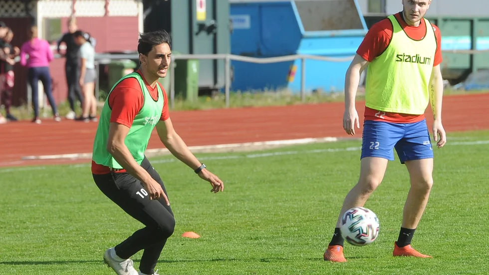 Mahmoud Eid (till vänster) längtar tillbaka till Indonesien och fotbollslivet där. Om ett par veckor lämnar han Nyköping och träningarna med de tidigare lagkompisarna i Bissarna.