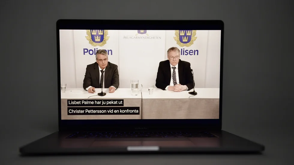Spaningsledare Hans Melander (till vänster) och åklagare Krister Petersson under onsdagens presskonforens. På grund av coronapandemin fick allmänhet och media följa sändningen via webben.
