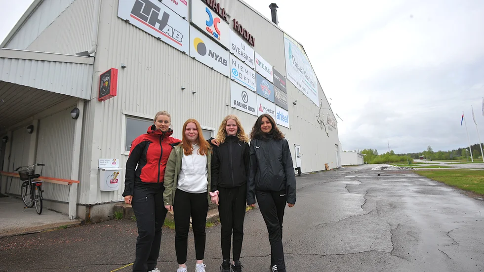 Norrbottens lag åkte på förlust i TV-pucken.
Tvåa från vänster: talangerna Tilde Mattsson, Lisa Kulju Svarvare och Elvin Nygård Bilen.