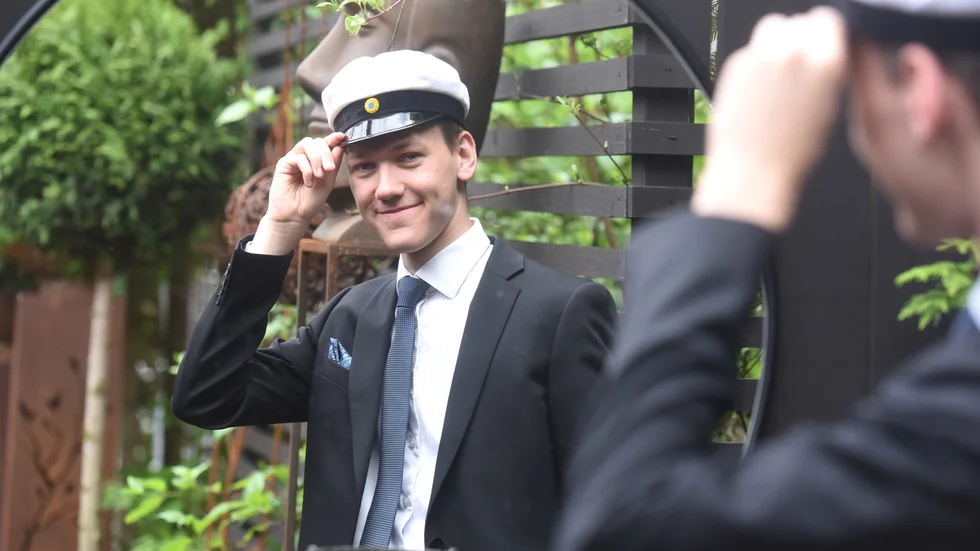 Vetle Skaate sätter studentmössan på plats. Det är en efterlängtad studentdag som firades grundligt.
