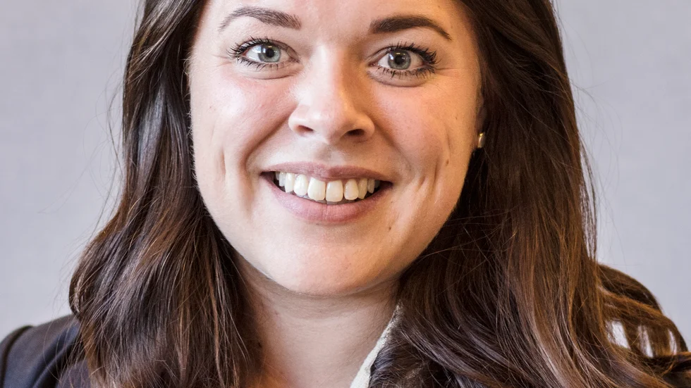 Emma Dahlin (M) håller tillsammans med Lotta Finstorp (M) frågestunder på bibilioteket i Flen.