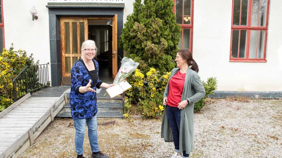 Det var en strålande glad Astrid Gunnarson som tog emot hembygdsföreningens utmärkelse "Årets eldsjäl" från Jenny Andersson under onsdagen.