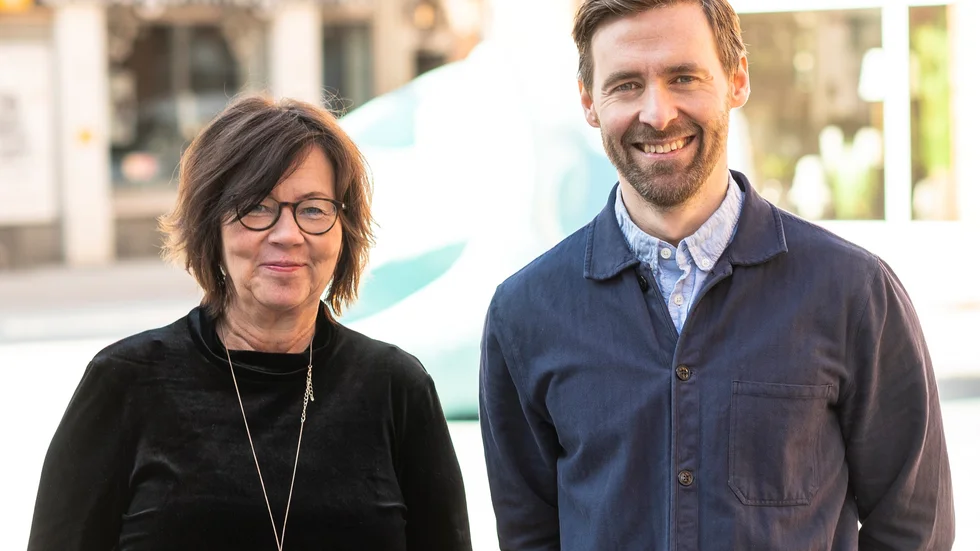 Karin Klockare lämnar över stafettpinnen till Tobias Öström som nu blir ny vd på kommunikationsbyrån Yours.