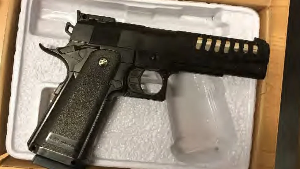 En 33-årig man har åtalats för att ha hotat en kvinna med detta soft air-gun. 