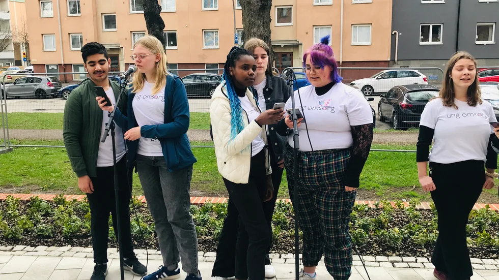 Amanuel, Lovisa, Emaschley, Stella, Hilde och Alva bjöd på en stunds musikalisk underhållning på gården nedanför äldreboendet på Gränsgatan i Eskilstuna.