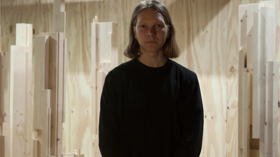 Konstnären Jacob Holmberg i Ljusdal tänker jobba utifrån coronakrisens begränsningar, inte minst när det gäller materialinköp. I bakgrunden syns en tidigare skulpturserie: "Monterad gran". Pressbild.